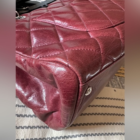Preowned - CHANEL
Glazed Calfskin Quilted Small CC Delivery Tote Burgundy - Picture 10 of 16